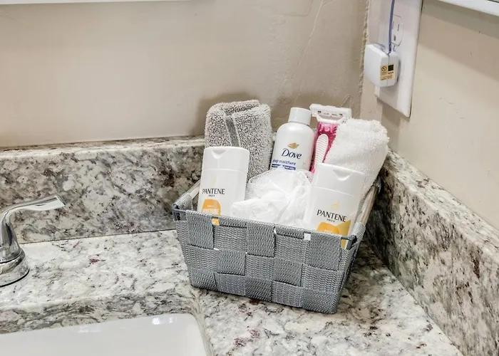 Master King - Private Bathroom! *